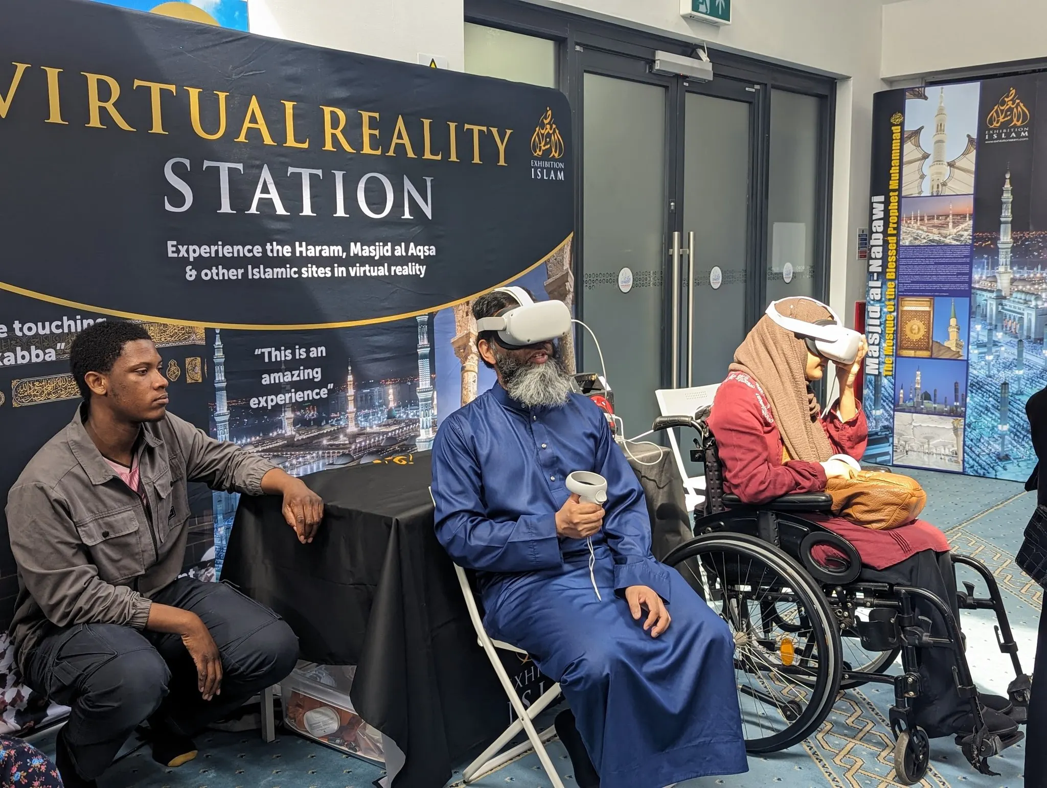 Visitors in VR headsets at the Exhibition Islam virtual reality station